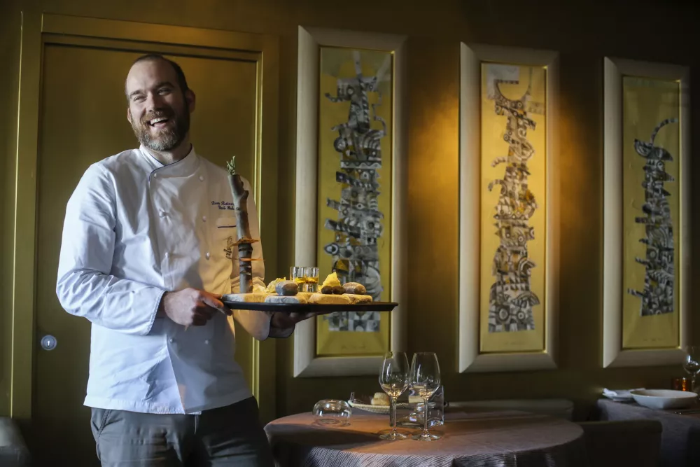 vodja restavracije - kuharski mojster Uro&scaron; Fakuč- 13.01.2015 - Restavracija DAM v Kromberku pri Novi Gorici - kulinarična priprava jedi - surove ribe - kulinarika - gastronomija -  //FOTO: Jaka Gasar / Foto: Jaka Gasar