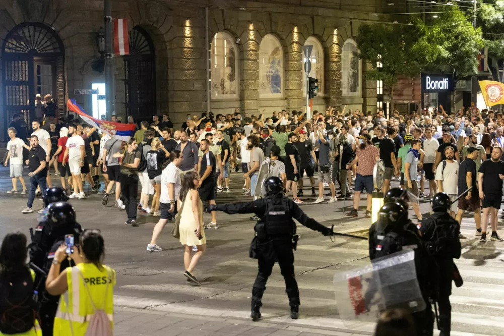 Serbia's police officers intervene to end standoff between ruling party supporters and anti-government protesters in Belgrade, Serbia, August 13, 2025. REUTERS/Djordje Kojadinovic