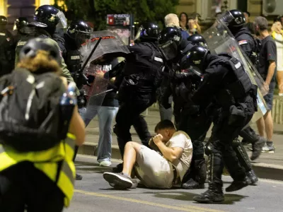Serbian police detain a demonstrator during standoff between ruling party supporters and anti-government protesters in Belgrade, Serbia, August 13, 2025. REUTERS/Djordje Kojadinovic