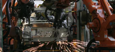 novi Renault Wind - REVOZ d.d., Novo mesto - začetek proizvodnje novega Renaultovega modela wind - Renault wind je 3,83 metra dolg dvosedi kupe-roadster z domiselnim odpiranjem električne zložljive strehe, ki se zloži v 12 sekundah.//FOTO: Matej Povše