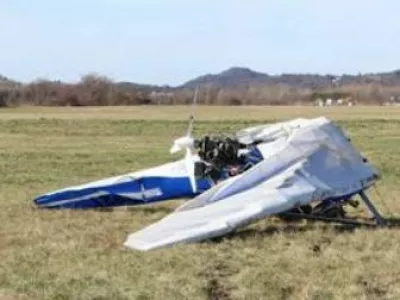 Ker je zmanjkalo goriva, je pilot z motornim zmajem pristal na travniku ob cesti. 