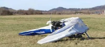 Ker je zmanjkalo goriva, je pilot z motornim zmajem pristal na travniku ob cesti. 