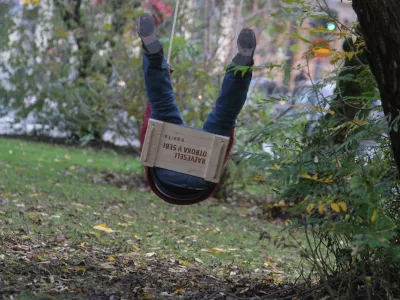 - ilustrativna fotografija - gugalnica - Miklo&scaron;ičev park - Mesec oblikovanja 2010 - Dizajn v mestu - in&scaron;talacija&nbsp;&nbsp;DING DONG, ///FOTO: Luka Cjuha