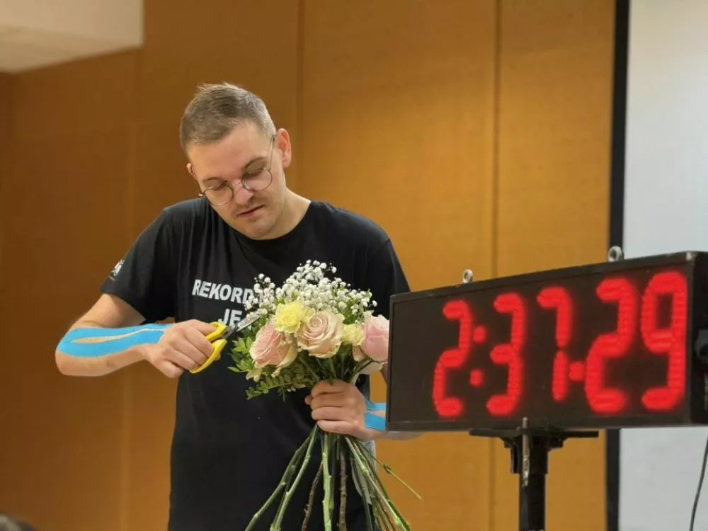 Žan Žolger z zadnjim, 148 &scaron;opkom, ki so ga na licitaciji kupili hmeljarji iz Mislinjske doline, izkupiček pa namenili porodnemu oddelku slovenjgra&scaron;ke bolni&scaron;nice. Foto MOSG / Foto: Mosg