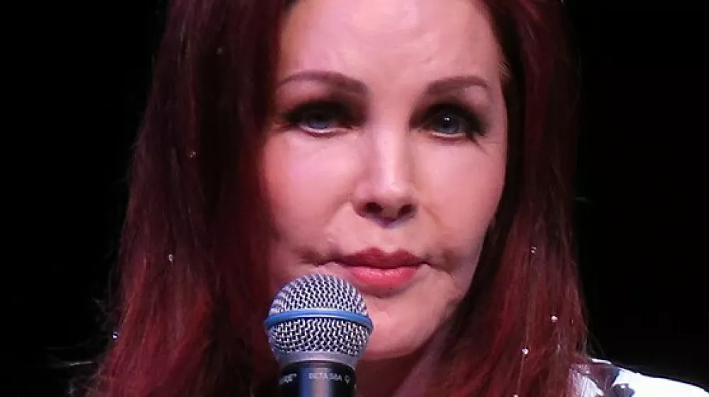 Biv&scaron;a žena Elvisa Presleya Priscila Presley se je zapletla v množico finančnih &scaron;kandalov. 