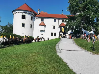 Sedež konjenikov je sloviti Valvasorjev grad na Bogen&scaron;perku