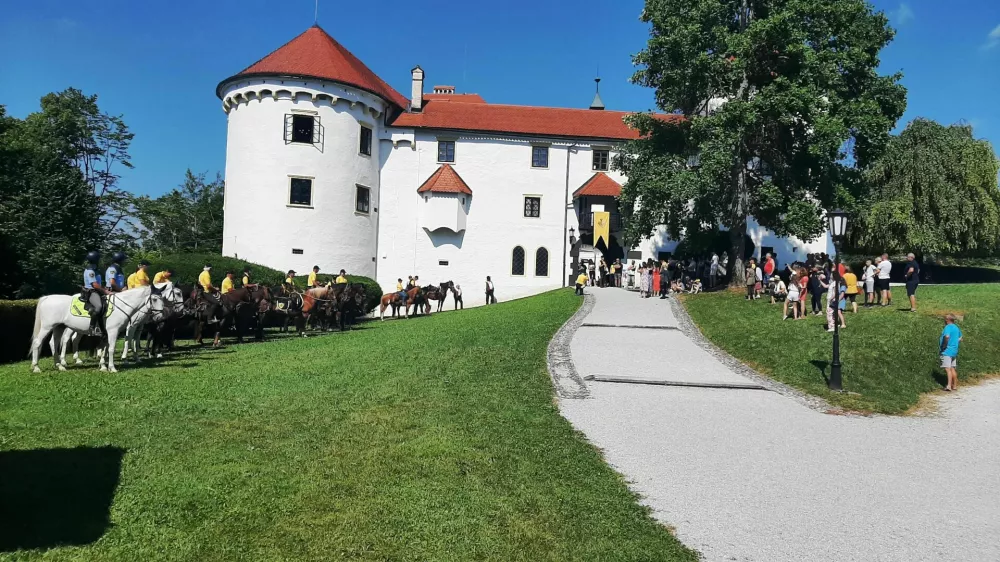 Sedež konjenikov je sloviti Valvasorjev grad na Bogen&scaron;perku