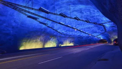 Različne barvne kombinacije in oblike stropa razbijejo monotonost in poskrbijo, da so vozniki lažje zbrani. 