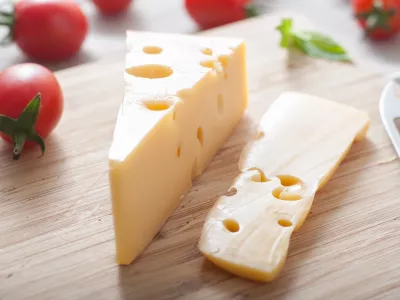 Cheddar Cheese, sir z luknjami