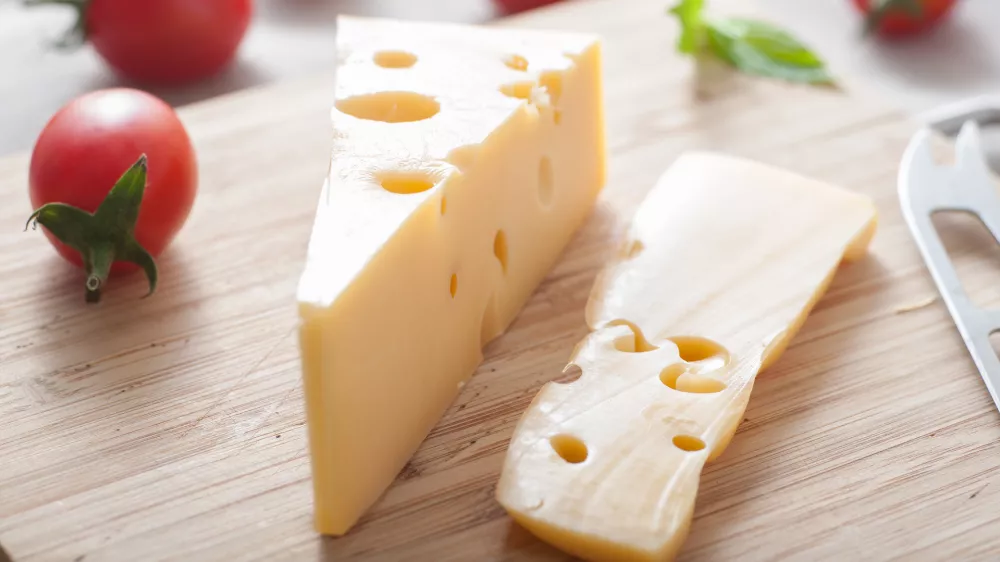 Cheddar Cheese, sir z luknjami