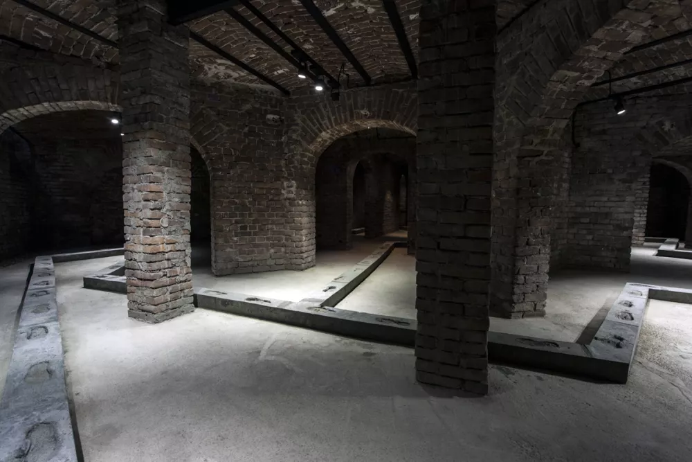 Projekt I&scaron;tvana I&scaron;ta Huzjana v sklopu razstave Subterranean Walks v galeriji Eastwards Prospectus v Romuniji, v betonskih odlitkih na tleh pa so umetnikove stopinje. F osebni arhiv umetnika