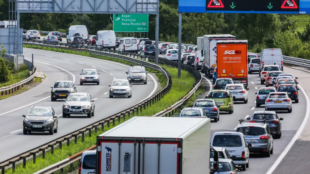 Odsek Brdo Kozarje- 11.08.2017 &ndash; ljubljanska zahodna obvoznica - zgo&scaron;čen promet - gost promet z zastoji - kolone vozil - prometni zastoj -  //FOTO: Bojan Velikonja