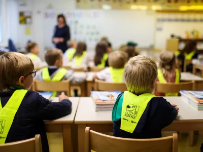 - prvo&scaron;olčki- Osnovna &scaron;ola O&Scaron; Vič, Abramova ulica 26 v Ljubljani- rumene rutke - 01.09.2022 - Prvi &scaron;olski dan v novem &scaron;olskem letu 2022/23 &ndash; novo &scaron;olsko leto za 194.562 osnovno&scaron;olcev med njimi 20.797 prvo&scaron;olcev in okrog 79.000 dijakov &ndash; prvo&scaron;olci - osnovno&scaron;olci - &scaron;olstvo //FOTO: Bojan Velikonja