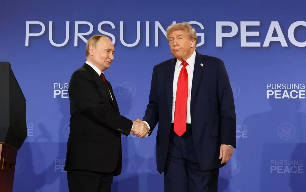 U.S. President Donald Trump and Russian President Vladimir Putin shake hands during a press conference following their meeting to negotiate an end to the war in Ukraine, at Joint Base Elmendorf-Richardson, in Anchorage, Alaska, U.S., August 15, 2025. REUTERS/Kevin Lamarque