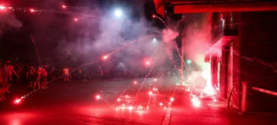 Anti-government protesters throw fireworks at the offices of the ruling Serbian Progressive Party (SNS), during a protest in Valjevo, Serbia, August 16, 2025. REUTERS/Zorana Jevtic   TPX IMAGES OF THE DAY