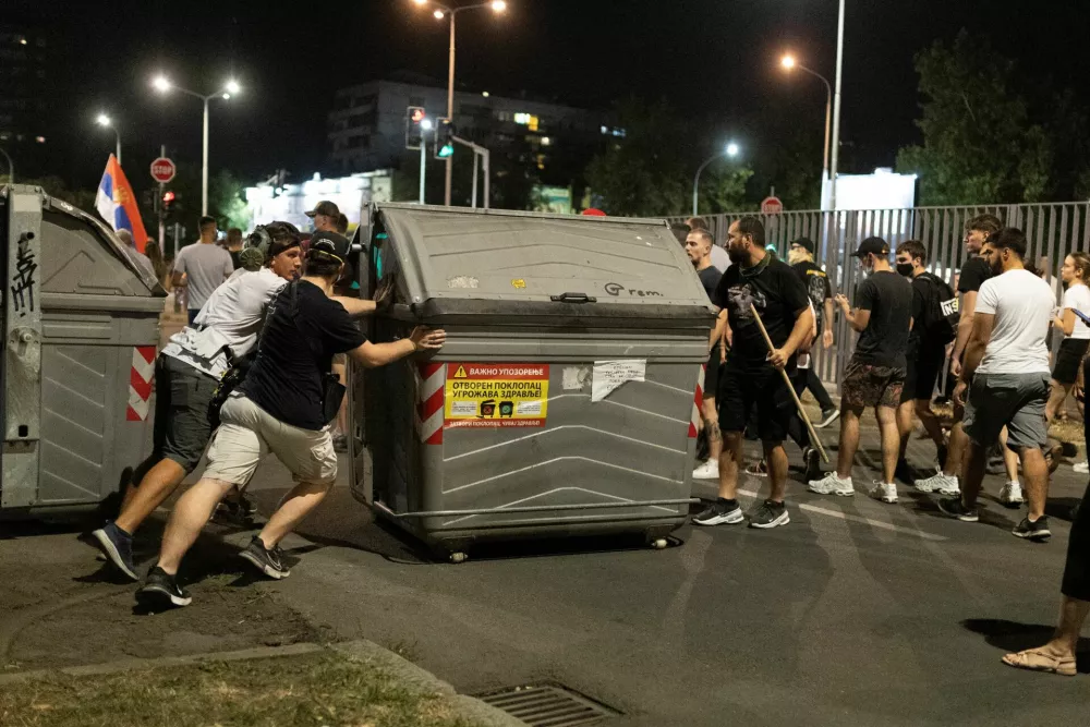 Anti-government protesters erect barricades during clashes with police in Belgrade, Serbia, August 16, 2025. REUTERS/Djordje Kojadinovic