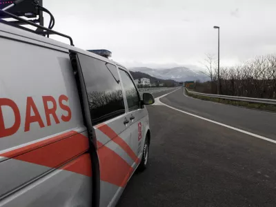 - Vipavska hitra cesta - delavci DARS - izločanje - 05.02.2015 - Mednarodni mejni prehod Vrtojba - zaradi predvidenega obilnega sneženja in burje prepoved vožnje za priklopnike in polpriklopnike pri vstopu v Slovenijo - ///FOTO: Luka Cjuha