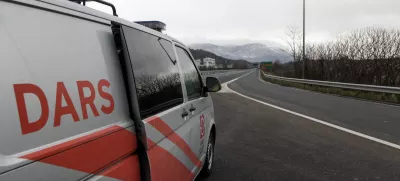 - Vipavska hitra cesta - delavci DARS - izločanje - 05.02.2015 - Mednarodni mejni prehod Vrtojba - zaradi predvidenega obilnega sneženja in burje prepoved vožnje za priklopnike in polpriklopnike pri vstopu v Slovenijo - ///FOTO: Luka Cjuha