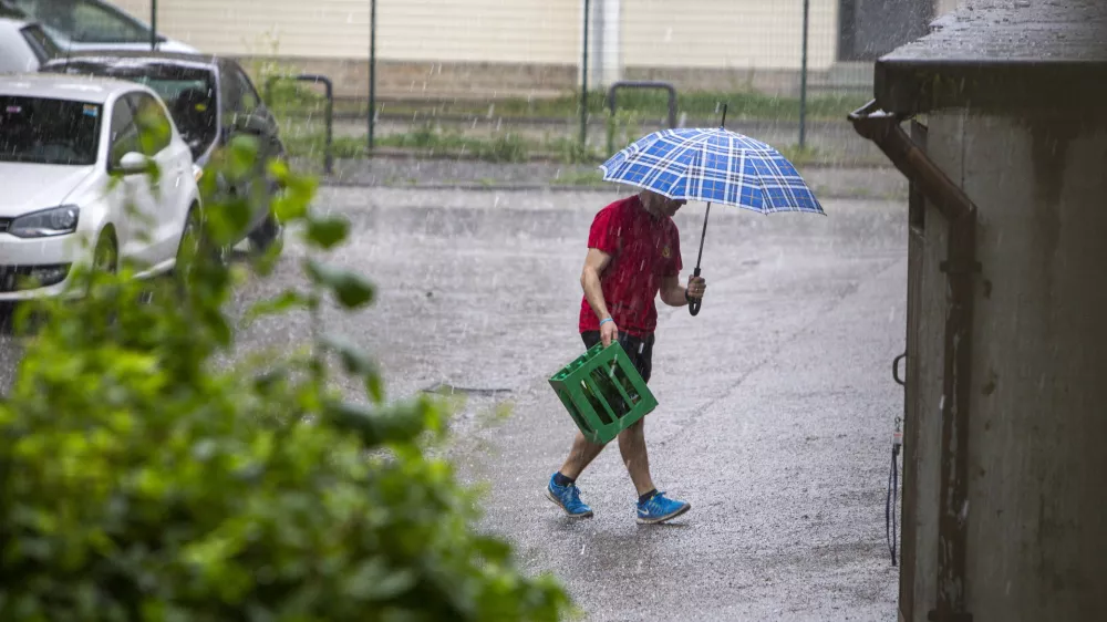 - simbolična fotografija - toča, poletna vročinska nevihta z nalivi in točo, vreme- 11.6.2019 - Ljubljana, Vič
