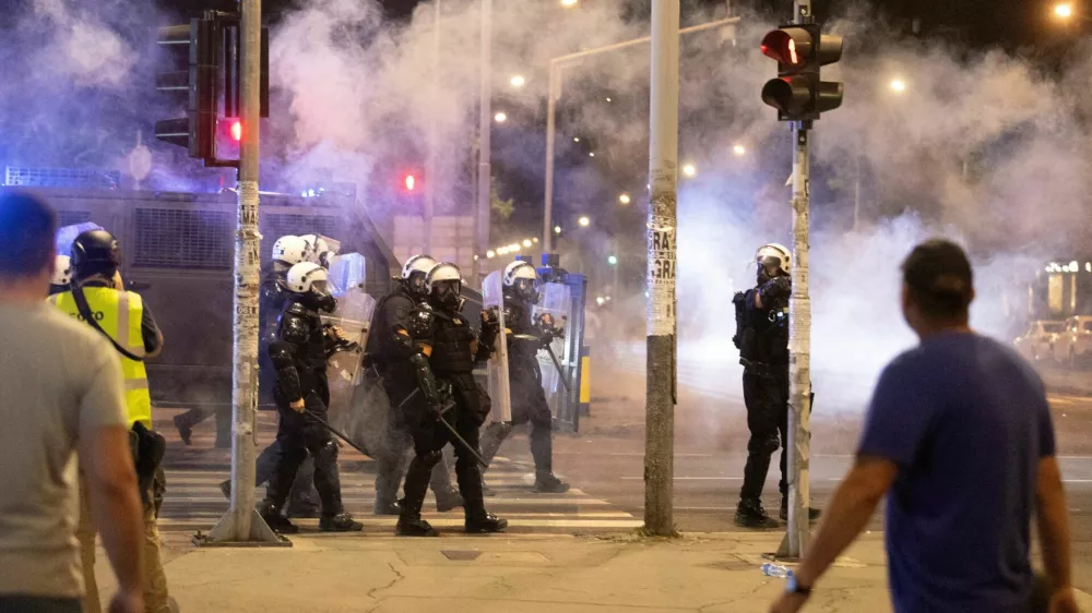 Police officers stand guard during anti-government demonstrations in Belgrade, Serbia, August 16, 2025. REUTERS/Djordje Kojadinovic