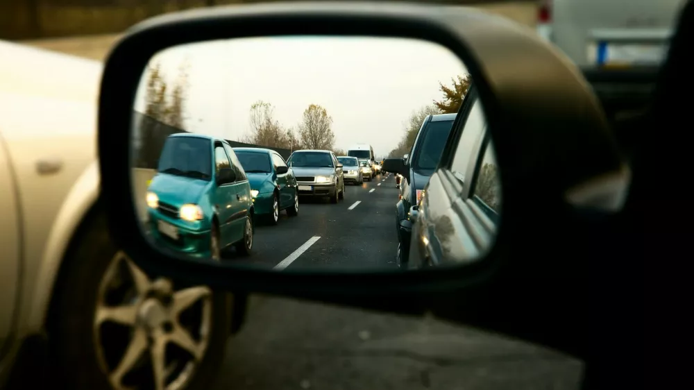 Traffic jam in the sideview mirror of a car,Image: 169952198, License: Royalty-free, Restrictions:, Model Release: no