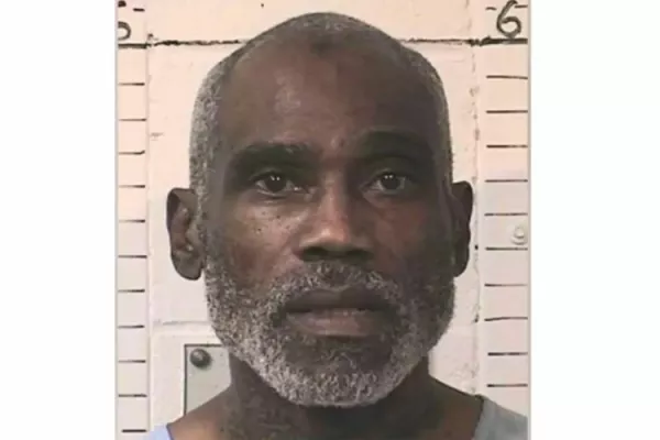 David Brinson, ki v zaporu prestaja &scaron;tiri dosmrtne kazni, naj bi med obiskom zadavil ženo. 