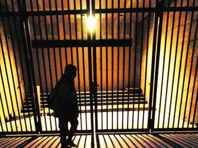 ilustracija, re&scaron;etke - zapor - svetloba------4 kolone