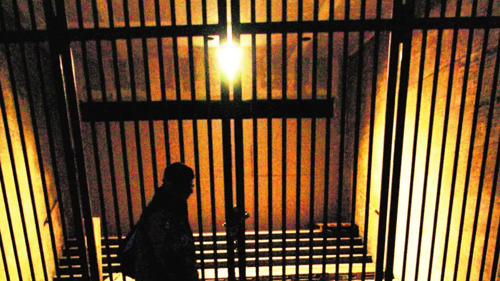 ilustracija, re&scaron;etke - zapor - svetloba------4 kolone