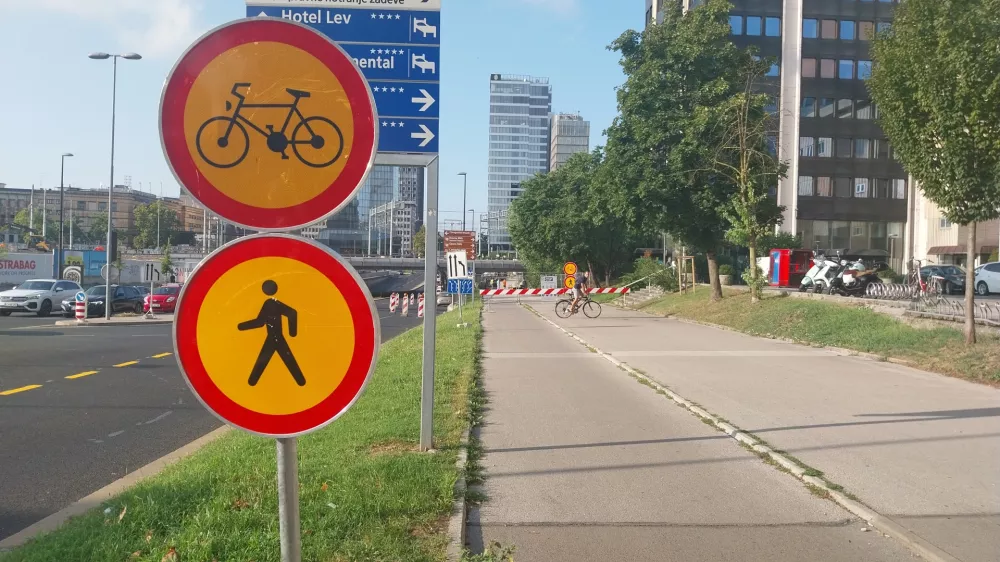 Zapora pe&scaron;čevih in kolesarskih povr&scaron;in ob Dunajski cesti v smeri proti sredi&scaron;ču mesta