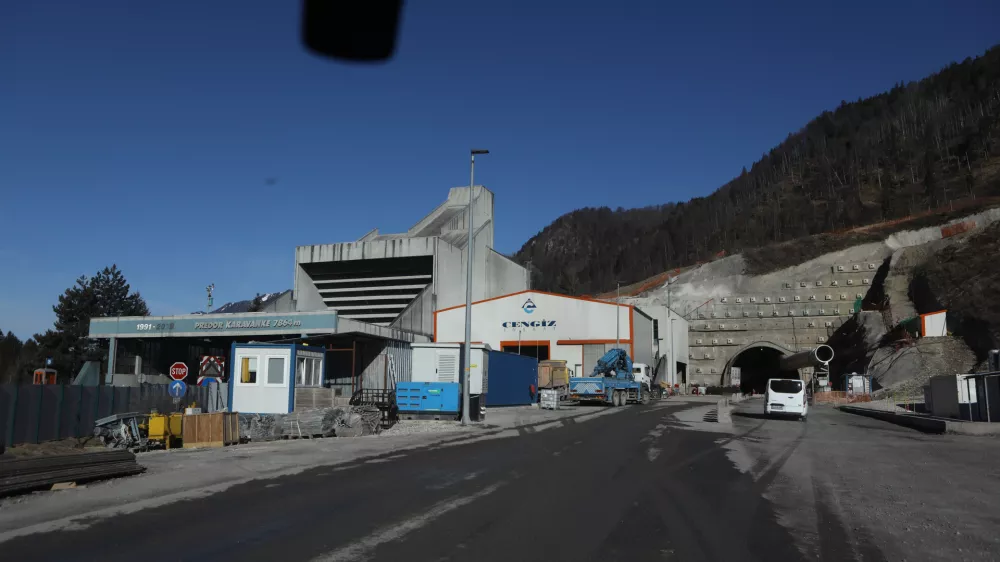 - 02.03.2022 - Avtocestni predor Karavanke - gradnja druge cevi avtocestnega predora med Slovenijo in Avstrijo - //FOTO: Luka Cjuha.