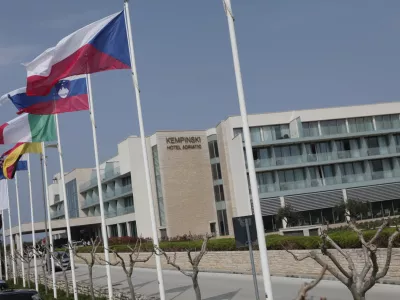 - Hrva&scaron;ka 2014 - Rezidencija Skiper Suites Hotel, Savudrija, Alberi 300, Kempinski luksuzno počitni&scaron;ko apartmajsko naselje - slovenska zastava //FOTO: Luka Cjuha