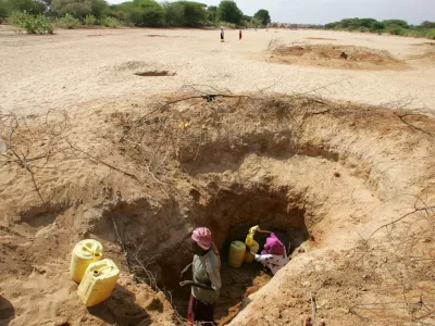 An elderly Kenyan man fetches water at a dry river bed in Modogashe, a remote town in north-eastern Kenya, January 14, 2006. Lack of rains for three consecutive years has left 2.5 million people without food and water after crops failed and rivers dried up. Nomads, the majority of those affected, have lost their livelihoods and their herds of cattle which have starved to death.Picture taken on January 14,2006. REUTERS/Antony Njuguna HIGHEST QUALITY AVAILABLE