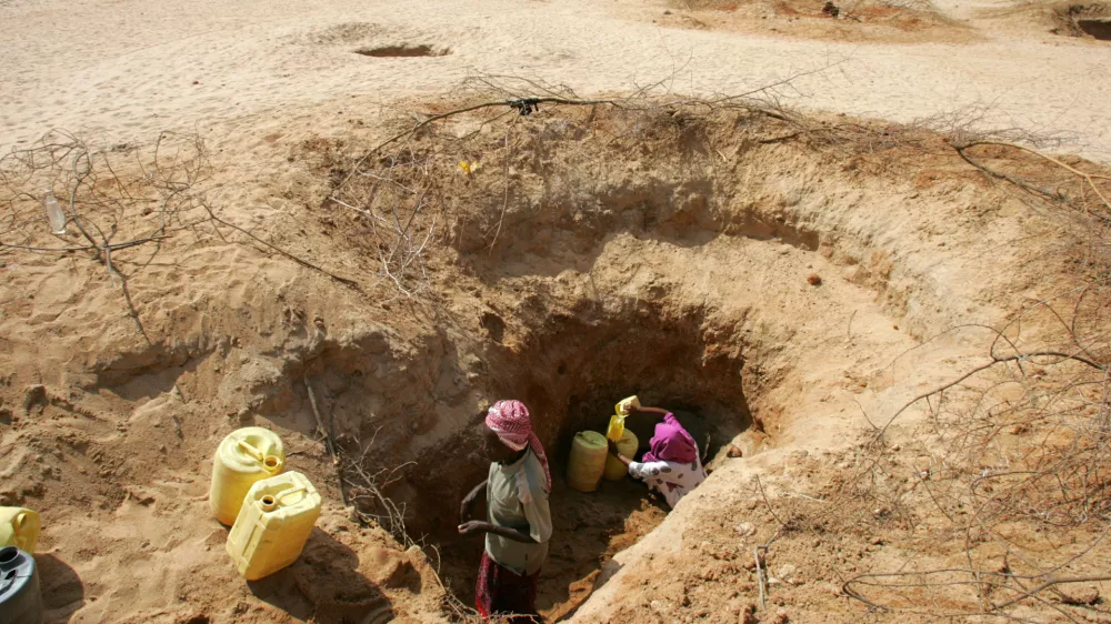 An elderly Kenyan man fetches water at a dry river bed in Modogashe, a remote town in north-eastern Kenya, January 14, 2006. Lack of rains for three consecutive years has left 2.5 million people without food and water after crops failed and rivers dried up. Nomads, the majority of those affected, have lost their livelihoods and their herds of cattle which have starved to death.Picture taken on January 14,2006. REUTERS/Antony Njuguna HIGHEST QUALITY AVAILABLE