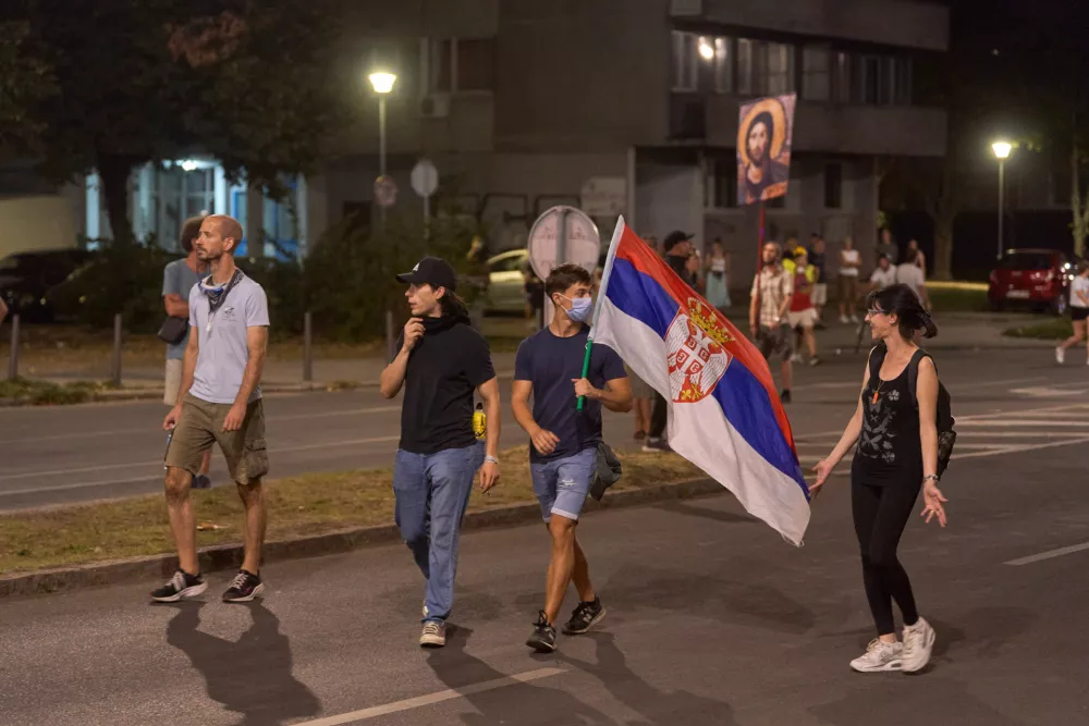 16 August 2025, Serbia, BelgradeProtesters carry a Serbian flag in the street. during an anti-government protest in Belgrade. Demonstrators clashed with riot police in Belgrade as tear gas was used during days of anti-government protests. PhotoMarko Dimic/ZUMA Press Wire/dpa