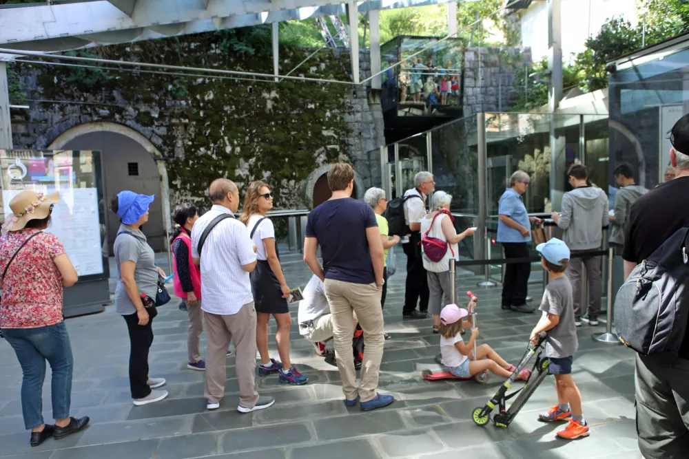 - 30.08.2017 - vzpenjača na ljubljanski grad &ndash; turisti v Ljubljani &ndash; čakalna vrsta//FOTO: Tomaž Skale