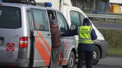 - nadzorniki DARS - 5.12.2013 - Avtocestno počivali&scaron;če Voklo - gorenjska avtocesta - preusmeritev prometa skozi počivali&scaron;če - kontrola cestnega prometa v kateri so sodelovali policisti, cariniki in cestninski nadzorniki DARS //FOTO: Luka Cjuha