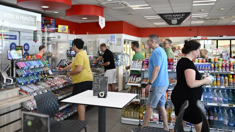 PETROL trža&scaron;kabencinska črpalkahiphop trgovina29.06.2025 - Nakupovanje ob nedeljah in praznikih, odprte trgovine. FOTO: Nik Erik Neubauer