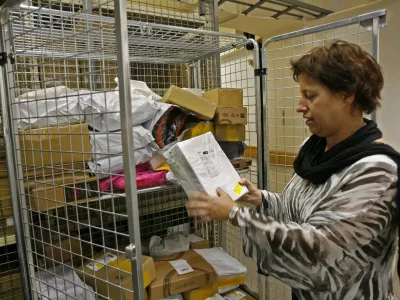 Mirjam Pičman (Sektor za mednarodne odnose) - Carinski urad Ljubljana - Izpostava Po&scaron;ta Ljubljana - po&scaron;tne po&scaron;iljke - po&scaron;tni paketi - 14.10.2014 - Po&scaron;ta Slovenije - po&scaron;tni logistični center Ljubljana, Cesta v Mestni log 81 - skladi&scaron;če //FOTO: Tomaž Skale