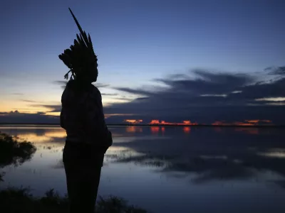 Robson Mura, of the Mura Indigenous community, watches the sunrise at the Moyray village in Autazes, Amazonas state, Brazil, Friday, Feb. 21, 2025. (AP Photo/Edmar Barros) / Foto: Edmar Barros