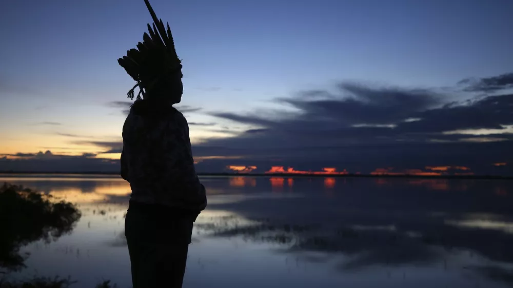Robson Mura, of the Mura Indigenous community, watches the sunrise at the Moyray village in Autazes, Amazonas state, Brazil, Friday, Feb. 21, 2025. (AP Photo/Edmar Barros) / Foto: Edmar Barros
