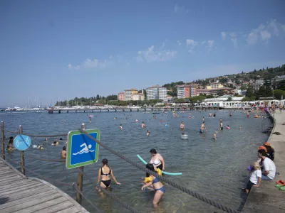 Plaža v Portorožu- 23.07.2022 - Redukcija vode zaradi su&scaron;e na Primorskem //FOTO: Nik Erik Neubauer