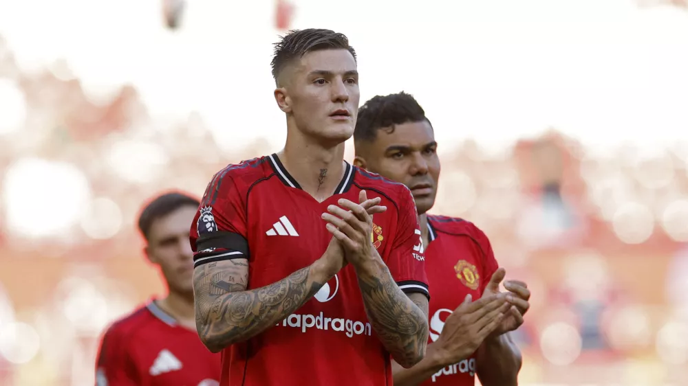 Soccer Football - Premier League - Manchester United v Arsenal - Old Trafford, Manchester, Britain - August 17, 2025 Manchester United's Benjamin Sesko looks dejected after the match Action Images via Reuters/Jason Cairnduff EDITORIAL USE ONLY. NO USE WITH UNAUTHORIZED AUDIO, VIDEO, DATA, FIXTURE LISTS, CLUB/LEAGUE LOGOS OR 'LIVE' SERVICES. ONLINE IN-MATCH USE LIMITED TO 120 IMAGES, NO VIDEO EMULATION. NO USE IN BETTING, GAMES OR SINGLE CLUB/LEAGUE/PLAYER PUBLICATIONS. PLEASE CONTACT YOUR ACCOUNT REPRESENTATIVE FOR FURTHER DETAILS..