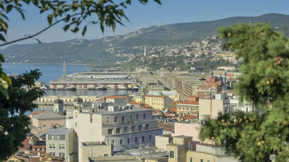 Stadtansicht, Panorama, Hafen Triest, Region Friaul-Julisch Venetien, Italien *** City view, panorama, port of Trieste, Friuli Venezia Giulia region, Italy,Image: 955430600, License: Rights-managed, Restrictions: imago is entitled to issue a simple usage license at the time of provision. Personality and trademark rights as well as copyright laws regarding art-works shown must be observed. Commercial use at your own risk., Model Release: noFoto: Profimedia