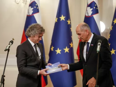 novi predsednik vlade dr. Robert Golob in dosedanji predsednik vlade Janez Jan&scaron;a- 01.06.2022 &ndash; Vlada RS - primopredaja poslov med dosedanjim predsednikom vlade Janezom Jan&scaron;o in novim predsednikom vlade dr. Robertom Golobom //FOTO: Luka Cjuha