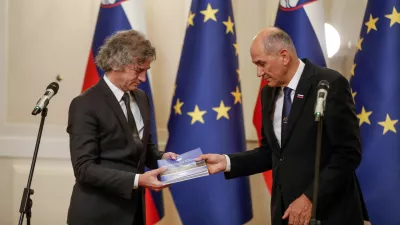 novi predsednik vlade dr. Robert Golob in dosedanji predsednik vlade Janez Jan&scaron;a- 01.06.2022 &ndash; Vlada RS - primopredaja poslov med dosedanjim predsednikom vlade Janezom Jan&scaron;o in novim predsednikom vlade dr. Robertom Golobom //FOTO: Luka Cjuha