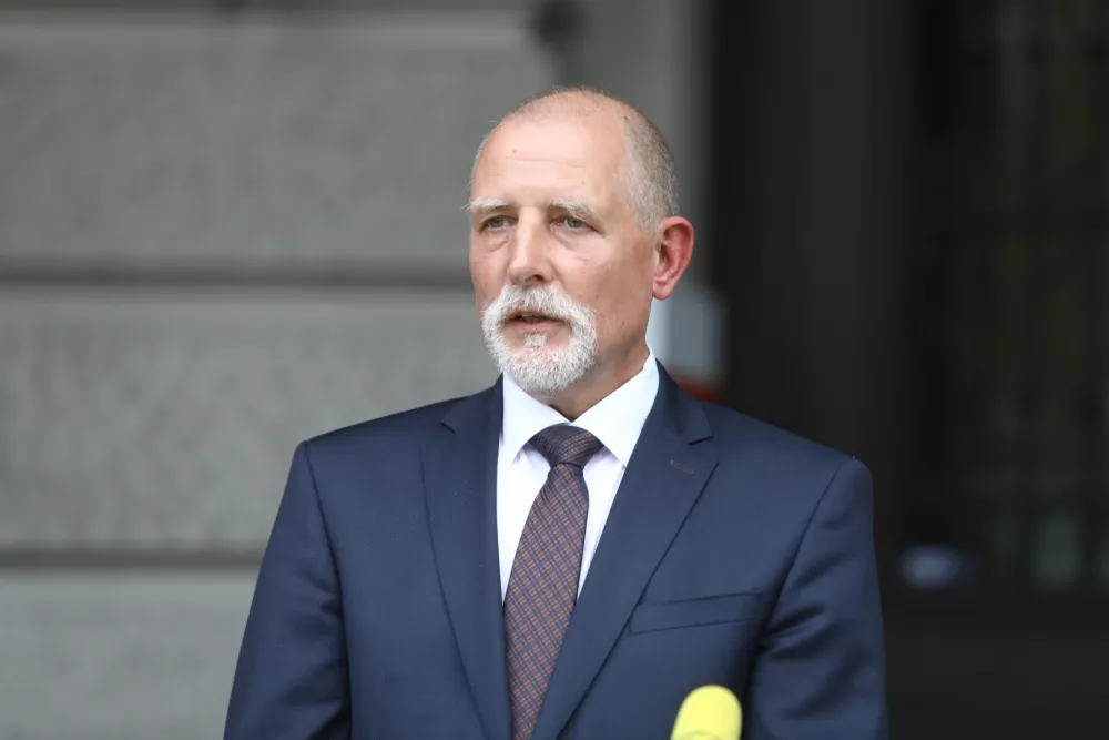 Prof. dr. Irena Mlinarič-Ra&scaron;čan16.04.2025 - Univerza v Ljubljani - Rektorat - 16.4.2025 - Prof. dr. Irena Mlinarič-Ra&scaron;čan in prof. dr. Gregor Majdič bosta podala izjavi za medije pred RektoratomFoto: Luka Cjuha