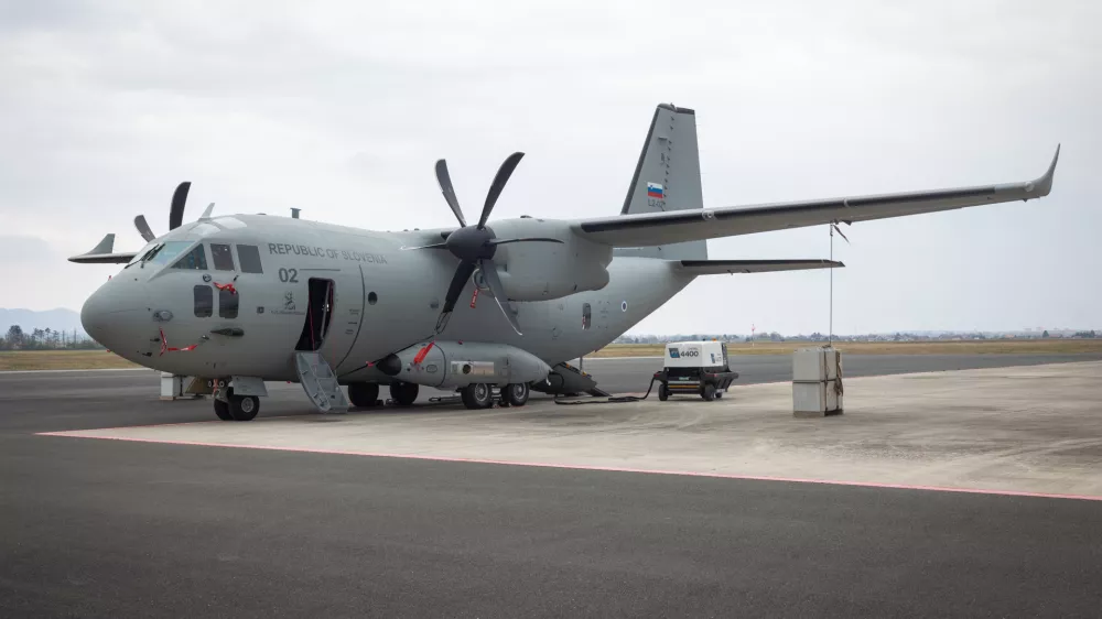 Cerklje ob Krki, Vojasnica Jerneja Molana.Obisk predsednice republike Natase Pirc Musar v Vojasnici Jerneja Molana v Cerkljah ob Krki, kjer se je seznanila s porocilom o stanju pripravljenosti Slovenske vojske za leto 2024 in z drugimi zadevami, pomembnimi za obrambo drzave.Transportno letalo Alenia C-27J Spartan.