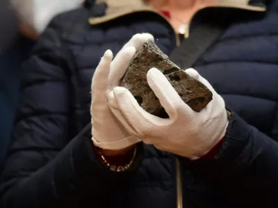 Za př&iacute;sn&yacute;ch bezpečnostn&iacute;ch opatřen&iacute; přivezla 4. listopadu 2021 do Vlastivědn&eacute;ho muzea Olomouc (VMO) ozbrojen&aacute; policejn&iacute; eskorta unik&aacute;tn&iacute; soubor meteoritů v&aacute;ž&iacute;c&iacute;ch dohromady t&eacute;měř osm kilogramů. St&aacute;ř&iacute; fragmentů meteoritů, kter&eacute; na&scaron;li děln&iacute;ci v Lundwallově cihelně v Opavě-Kyle&scaron;ovic&iacute;ch v červenci 1925, je odhadov&aacute;no na v&iacute;ce než 18.000 let. Na sn&iacute;mku Lenka Jaro&scaron;ov&aacute;, vedouc&iacute; oddělen&iacute; př&iacute;rodn&iacute;ch věd Slezsk&eacute;ho zemsk&eacute;ho muzea, drž&iacute; v ruce největ&scaron;&iacute; č&aacute;st meteoritu.,Image: 668691606, License: Rights-managed, Restrictions:, Model Release: no