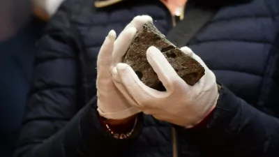 Za př&iacute;sn&yacute;ch bezpečnostn&iacute;ch opatřen&iacute; přivezla 4. listopadu 2021 do Vlastivědn&eacute;ho muzea Olomouc (VMO) ozbrojen&aacute; policejn&iacute; eskorta unik&aacute;tn&iacute; soubor meteoritů v&aacute;ž&iacute;c&iacute;ch dohromady t&eacute;měř osm kilogramů. St&aacute;ř&iacute; fragmentů meteoritů, kter&eacute; na&scaron;li děln&iacute;ci v Lundwallově cihelně v Opavě-Kyle&scaron;ovic&iacute;ch v červenci 1925, je odhadov&aacute;no na v&iacute;ce než 18.000 let. Na sn&iacute;mku Lenka Jaro&scaron;ov&aacute;, vedouc&iacute; oddělen&iacute; př&iacute;rodn&iacute;ch věd Slezsk&eacute;ho zemsk&eacute;ho muzea, drž&iacute; v ruce největ&scaron;&iacute; č&aacute;st meteoritu.,Image: 668691606, License: Rights-managed, Restrictions:, Model Release: no