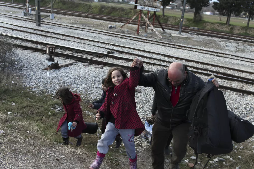 26.01.2016 -- Mejni prehod Idomeni/Gevgelija - glavna pot prek katere trenutno begunci iz Turčije in Grčije ter Balkana potujejo v Evropo - Begunci 2016 - migracije po zahodni balkanski poti - migracijska pot beguncev iz Sirije, Afganistana in Iraka čez Balkan proti zahodni Evropi - evropska begunska kriza - migranti -    ///FOTO: Luka Cjuha